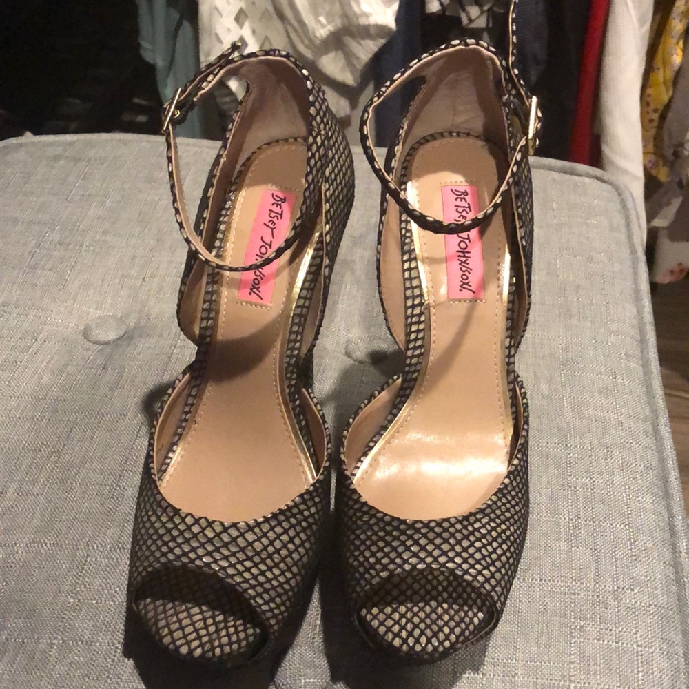 Betsey Johnson high heels👠